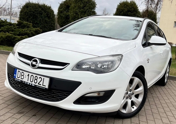 Opel Astra cena 22599 przebieg: 186000, rok produkcji 2012 z Wałbrzych małe 407